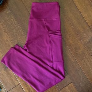 Zyia Cranberry Tri-Pocket Light n Tight Leggings